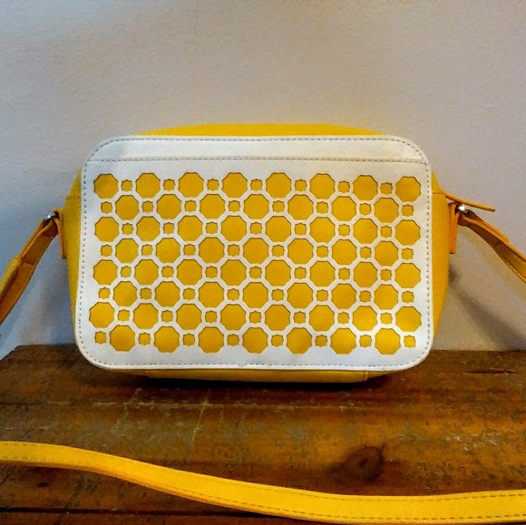 NWT Vera Bradley Laser Cut Vegan Crossbody - Picture 2 of 6